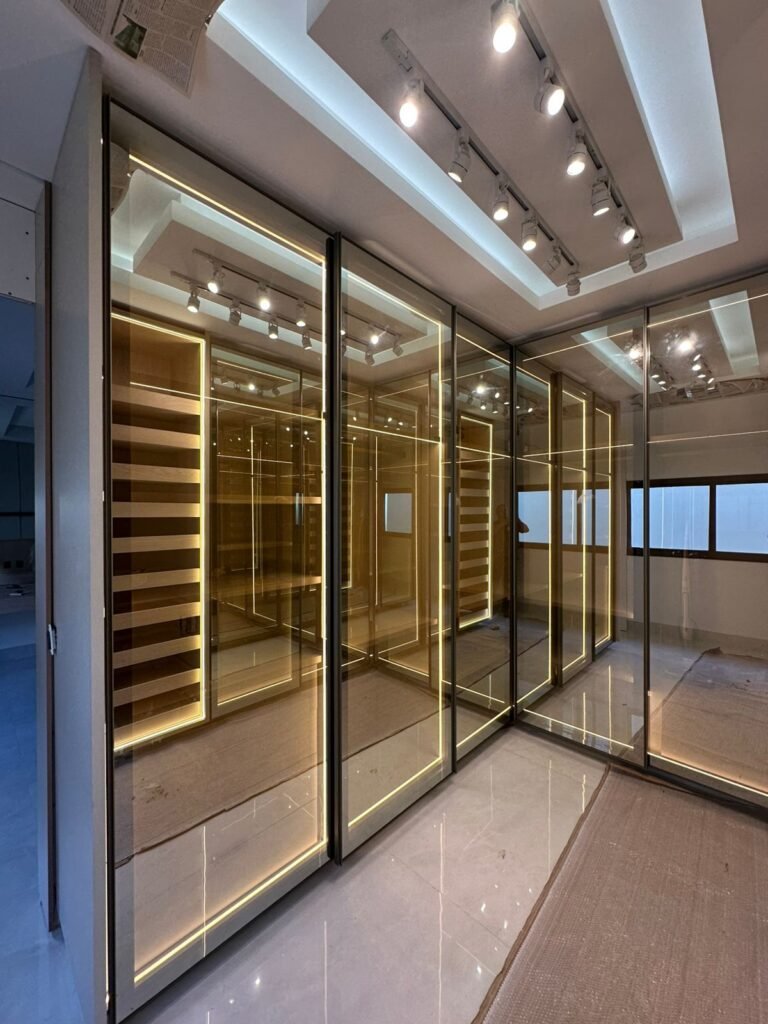 Closet Iluminado em Alumínio e Vidro - Brasília, DF